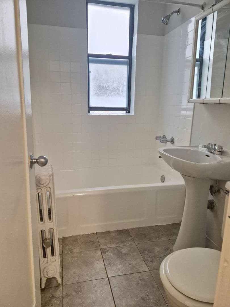 Chicago Apartment: 5210-14 South Woodlawn Avenue
