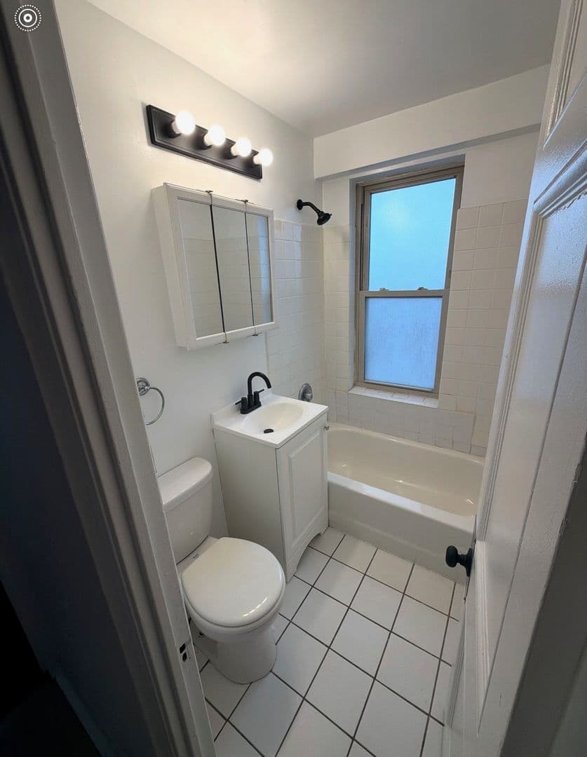 Chicago Apartment: 910 W. Lawrence