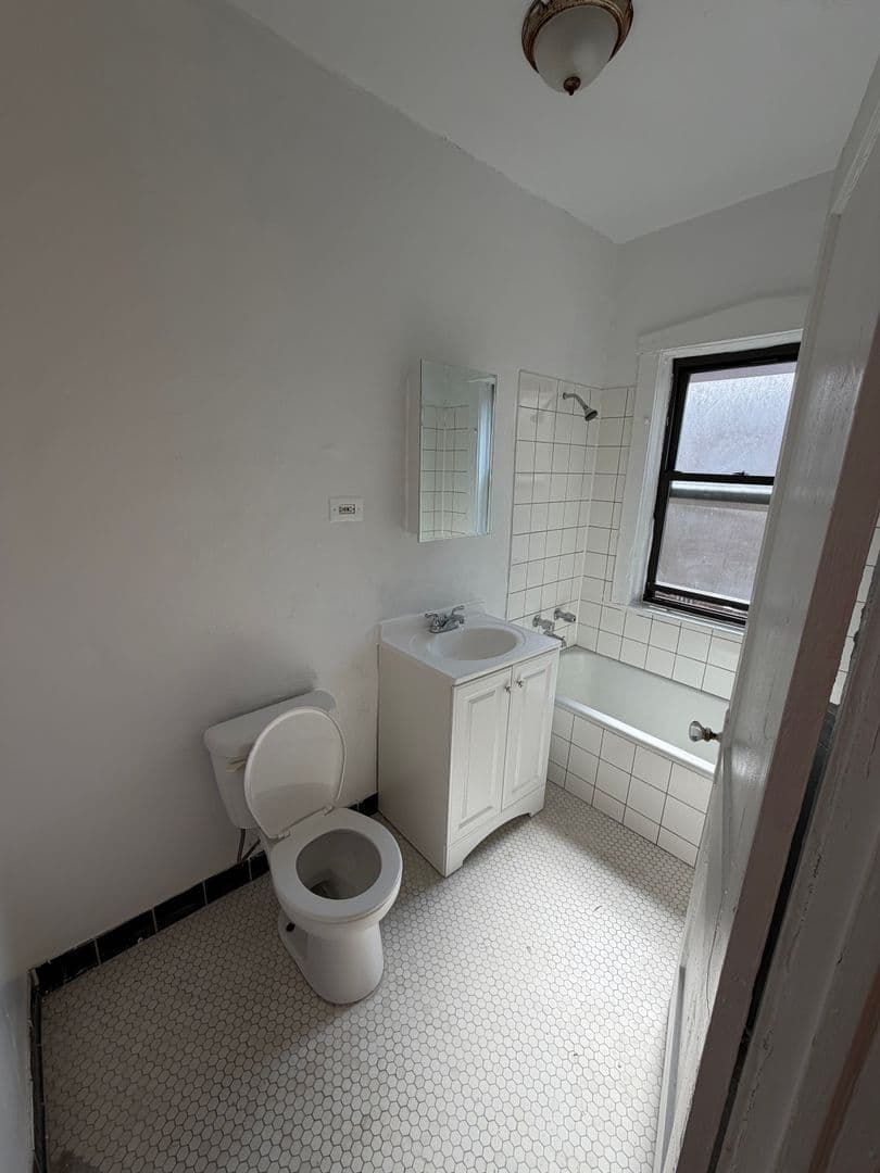 Chicago Apartment: 7455 N. Greenview