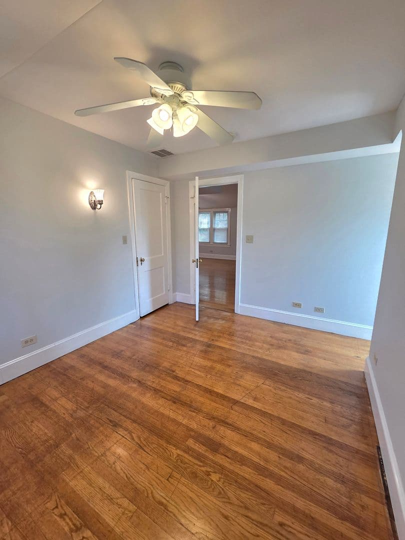 Evanston Apartment: 2619 Prarie