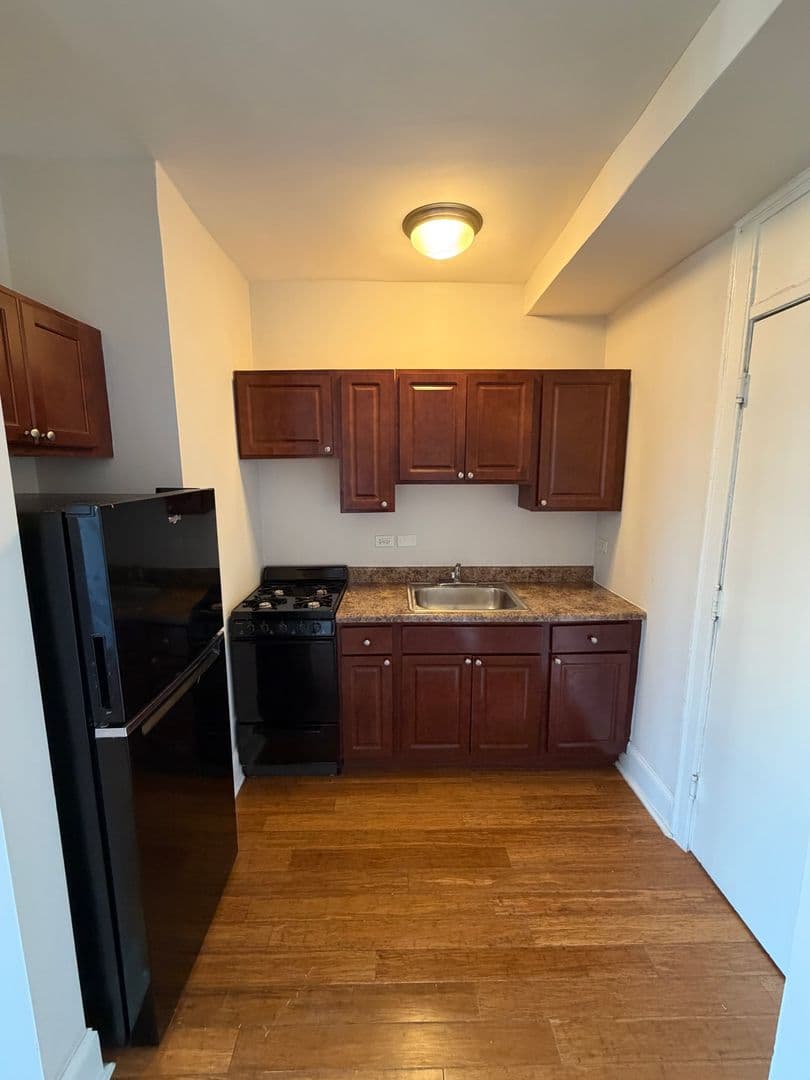 Chicago Apartment: 5326 South Cornell Avenue