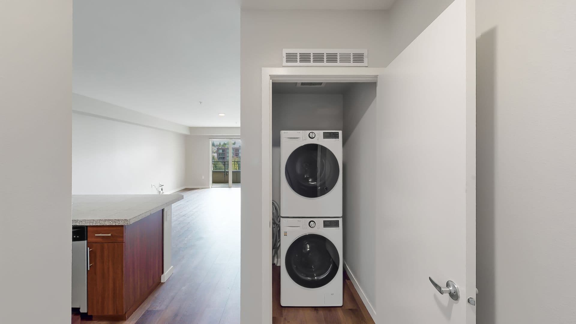 Seattle Apartment: 1641 Nagle Pl