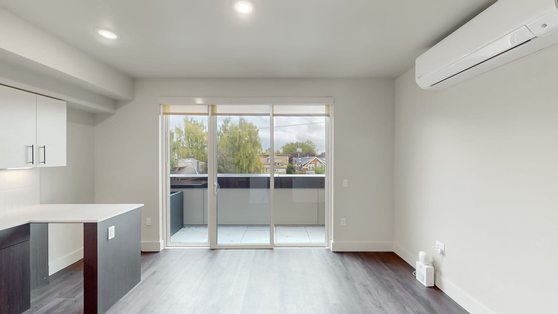 Seattle Apartment: 555 15th AVE E