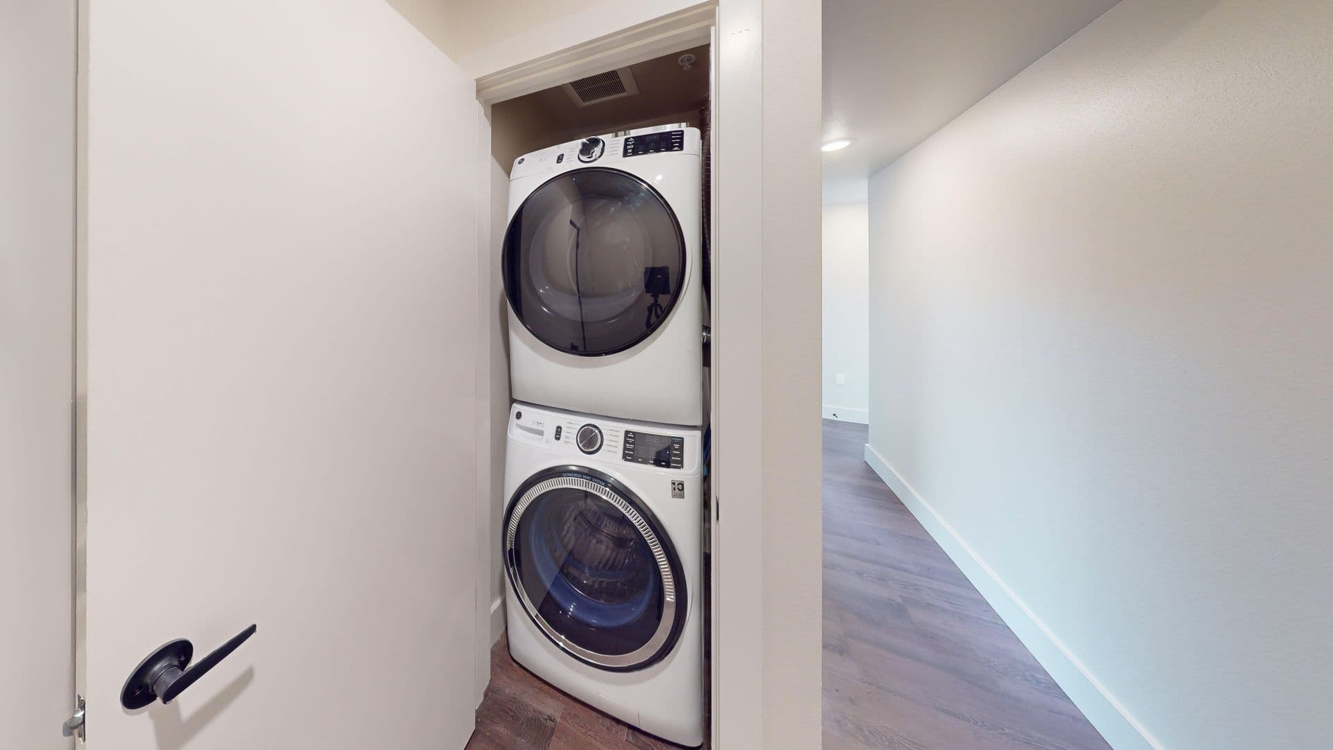 Seattle Apartment: 555 15th AVE E