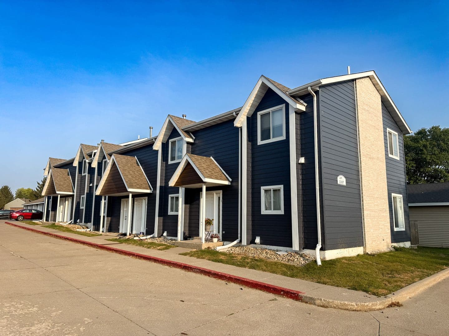 Ames Apartment: 1025 Delaware