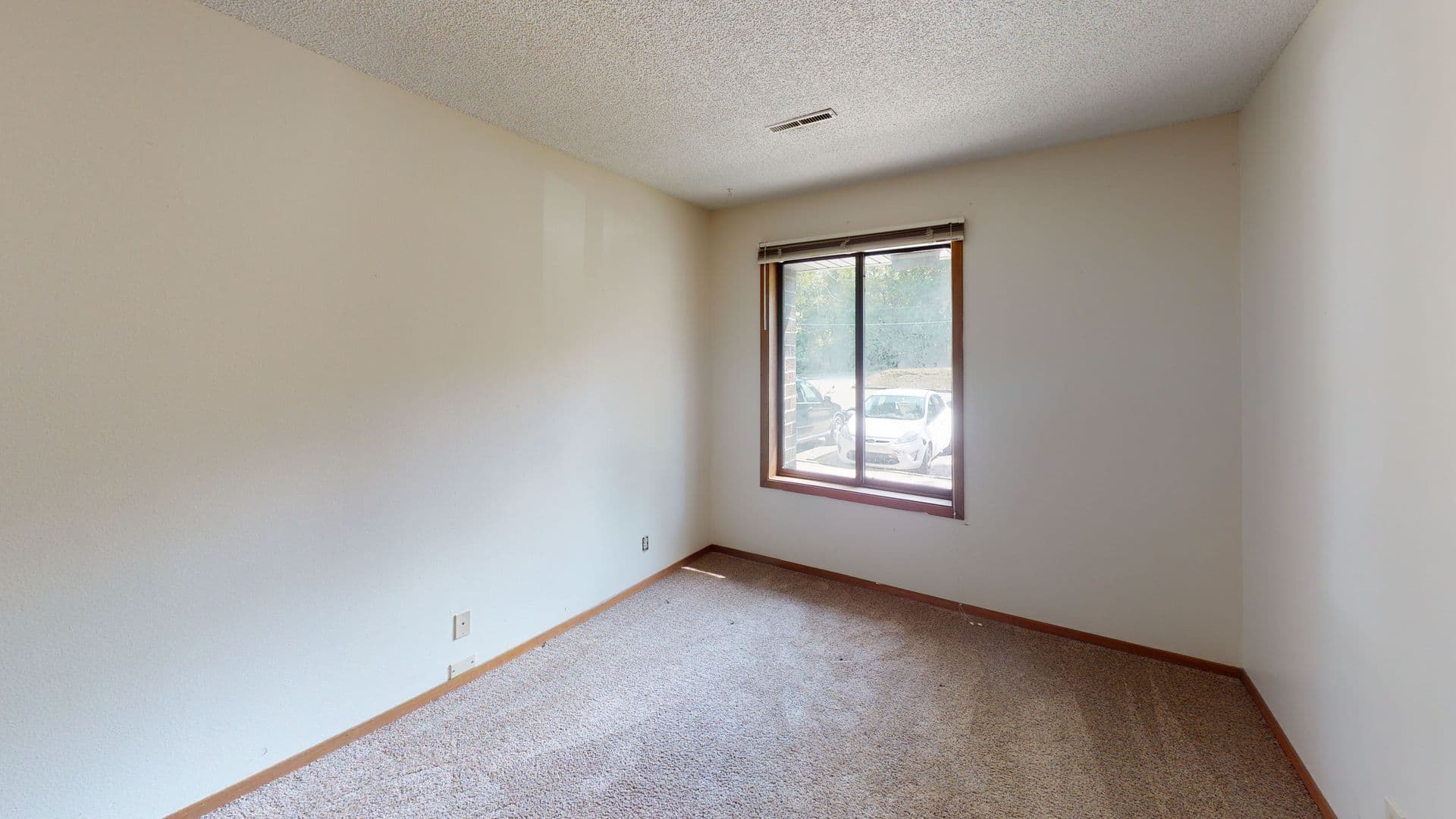 Ames Apartment: 208 S. Hyland