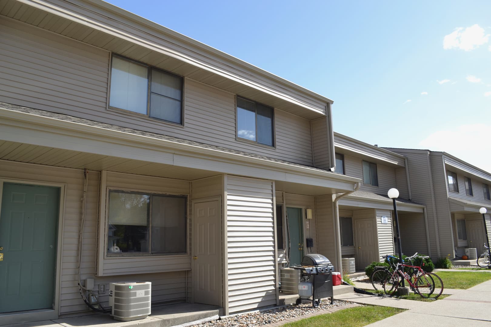 Ames Apartment: 208 S. Hyland