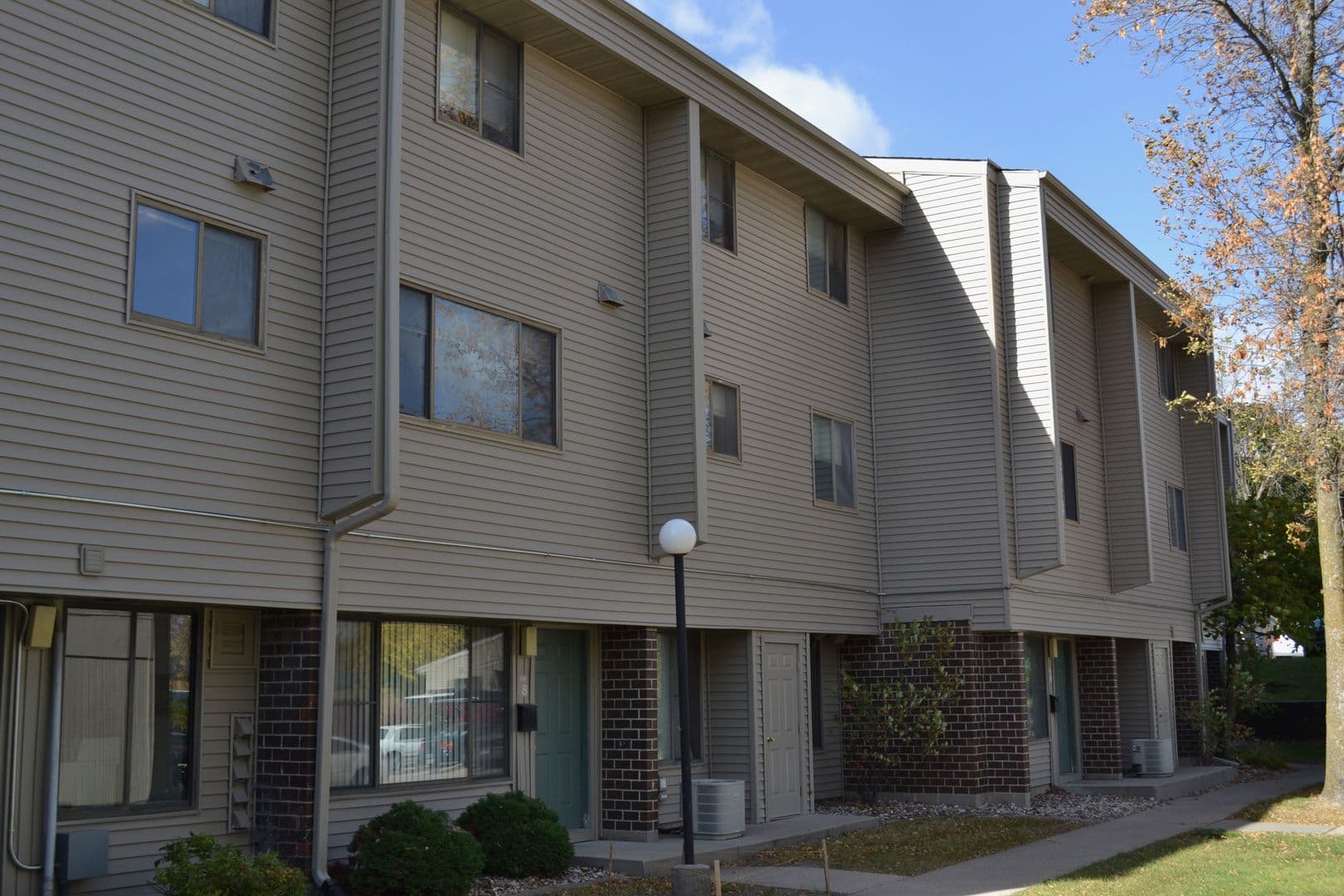 Ames Apartment: 208 S. Hyland