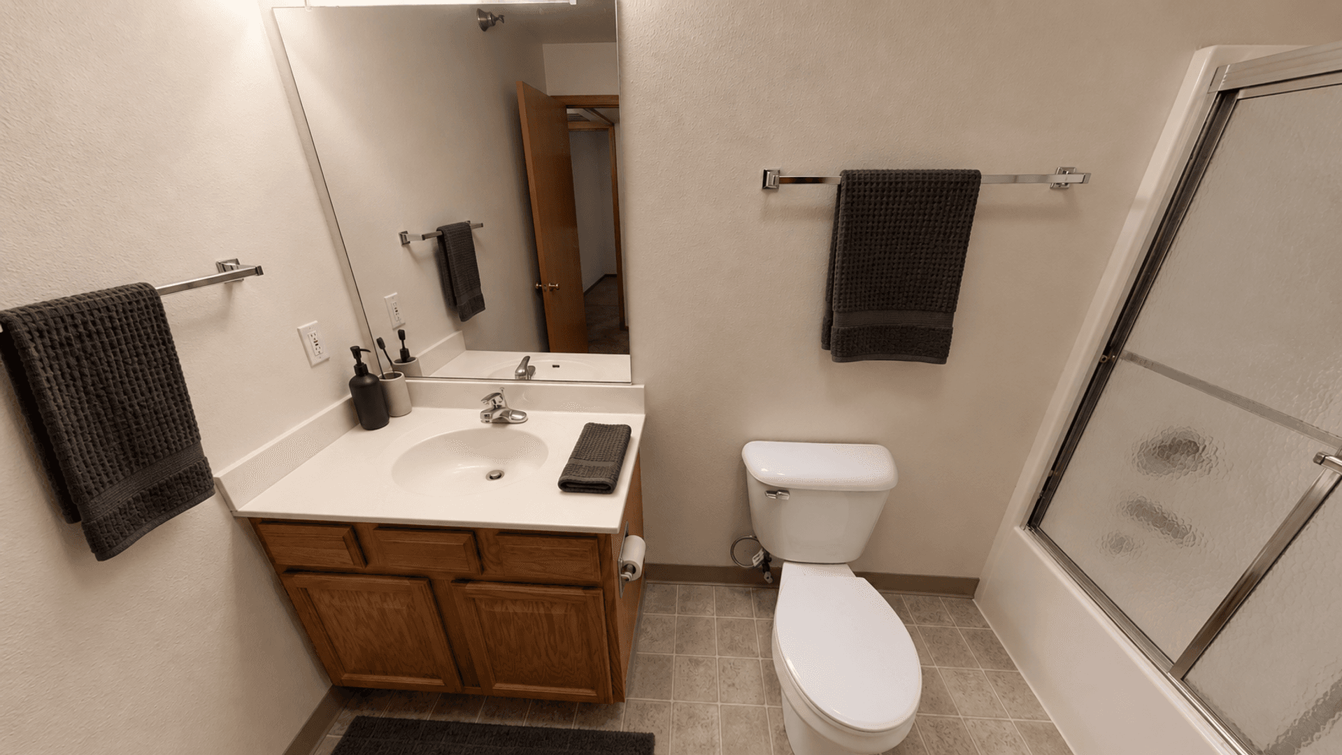 Ames Apartment: 123 Sheldon