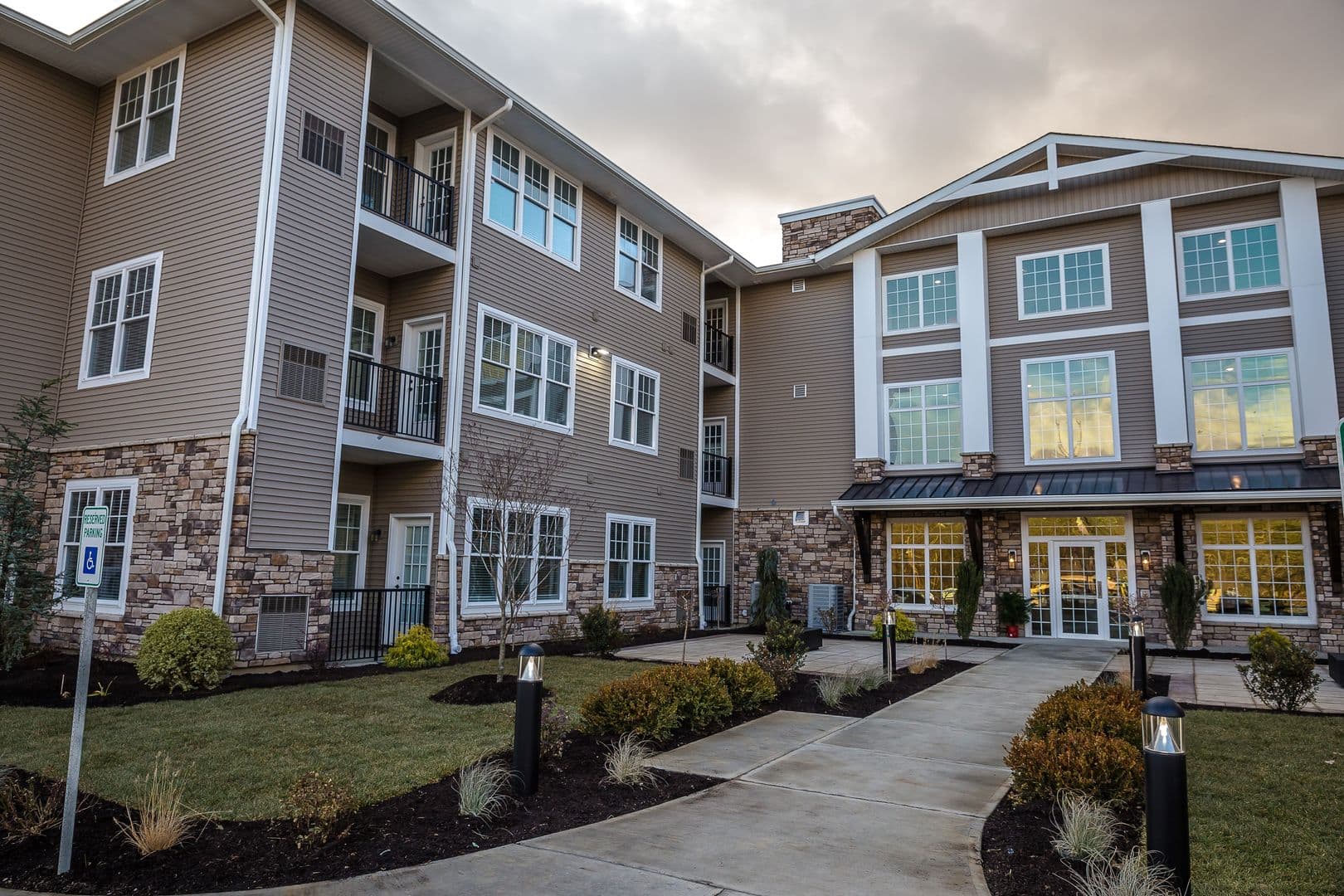 Bath Apartment: 284 N. Walnut St