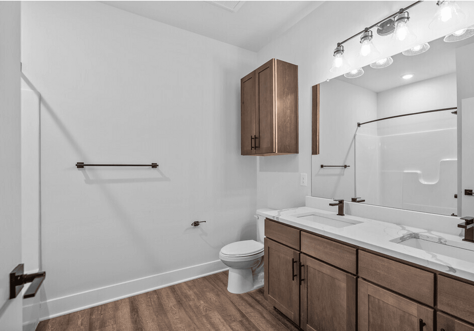 Bath Apartment: 284 N. Walnut St