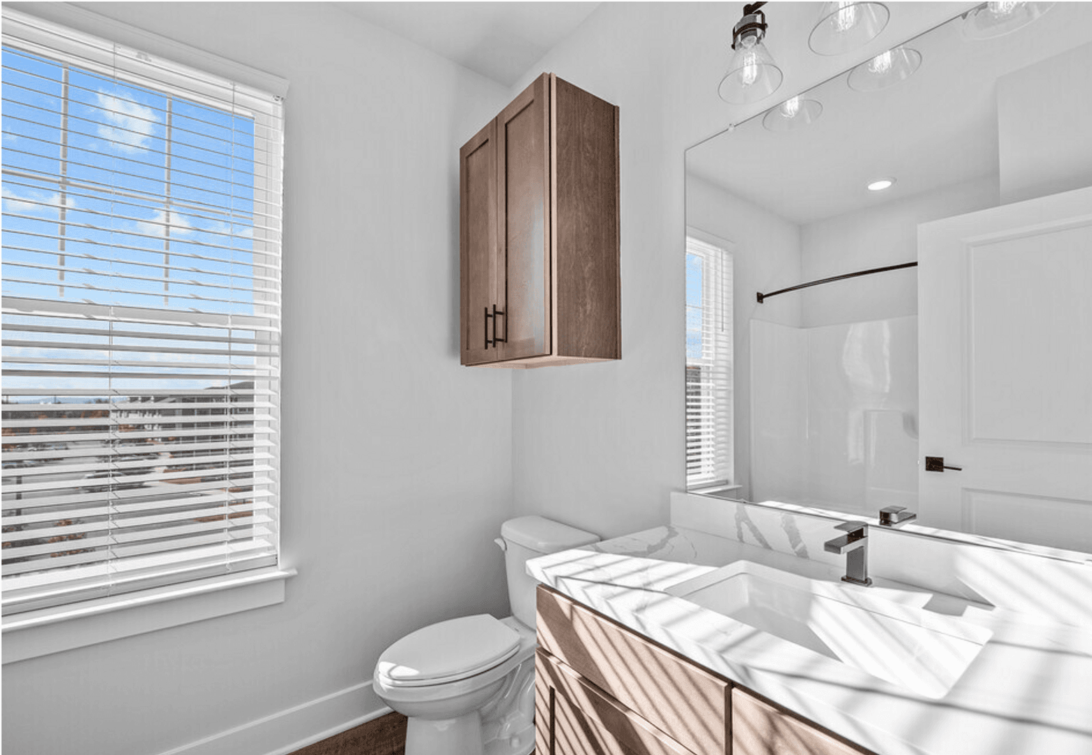Bath Apartment: 284 N. Walnut St