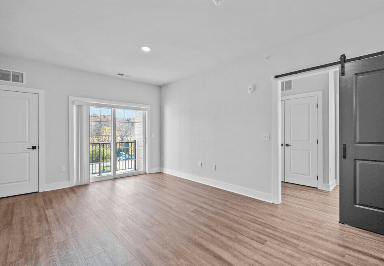 Bath Apartment: 284 N. Walnut St