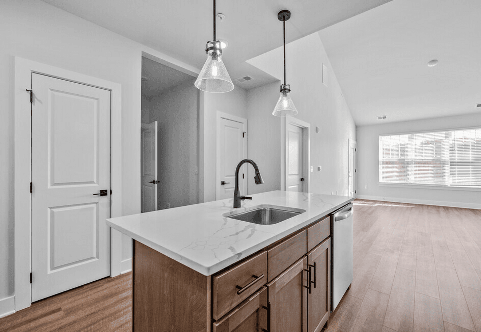 Bath Apartment: 284 N. Walnut St