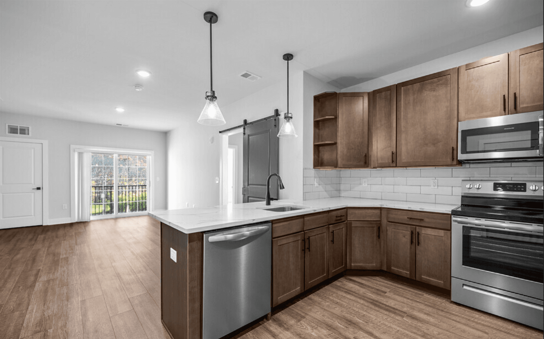 Bath Apartment: 284 N. Walnut St