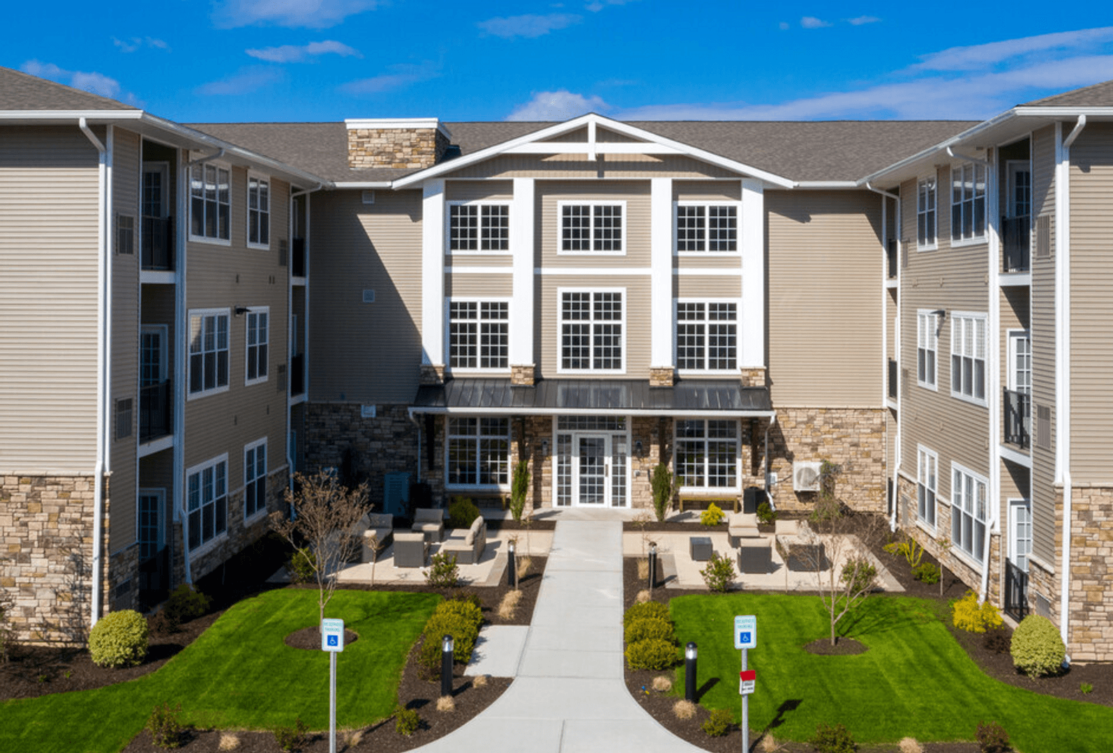 Bath Apartment: 284 N. Walnut St