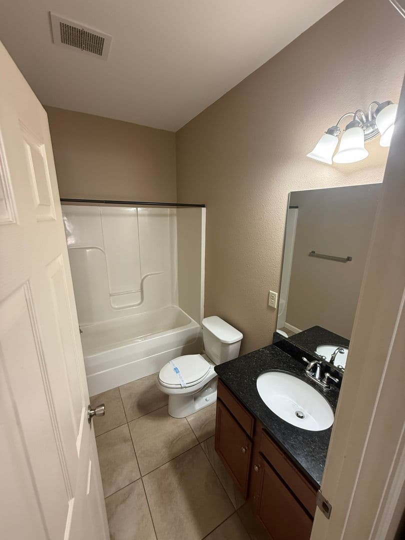 Evansville Apartment: 2015 N Weinbach Ave