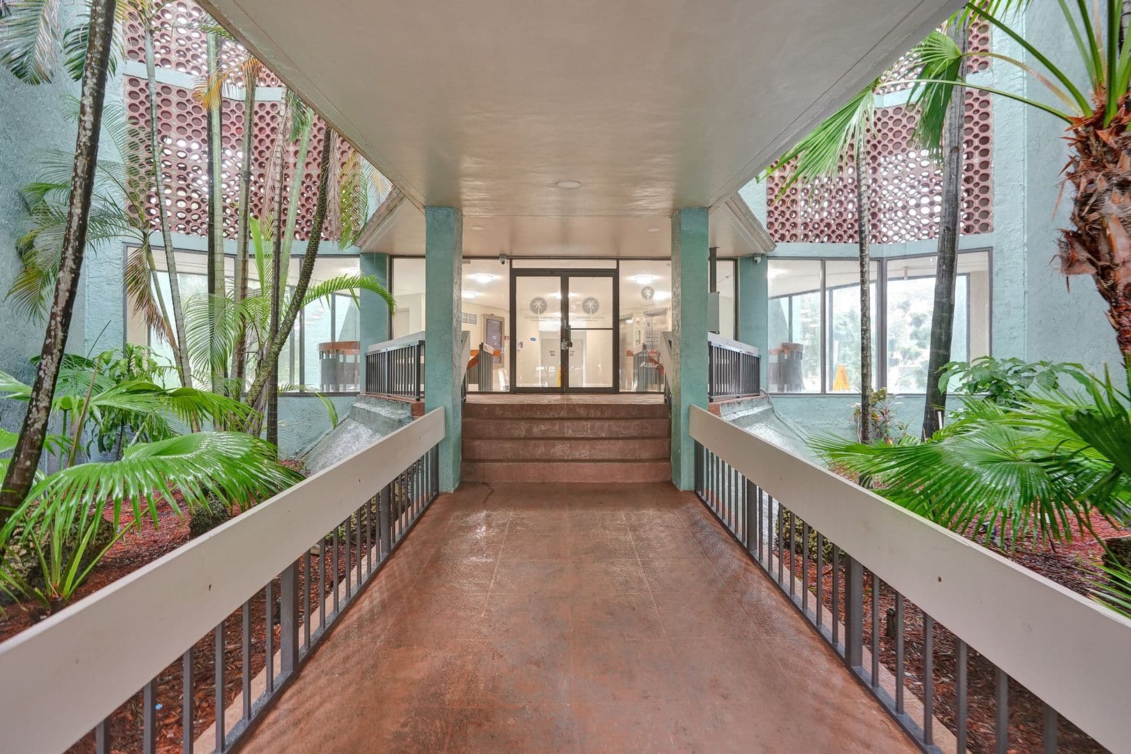 Lauderhill Apartment: 4222 Inverrary Blvd