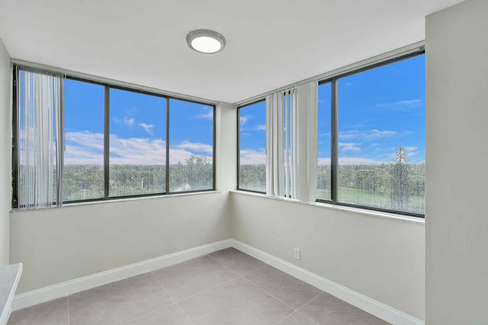 Lauderhill Apartment: 4222 Inverrary Blvd