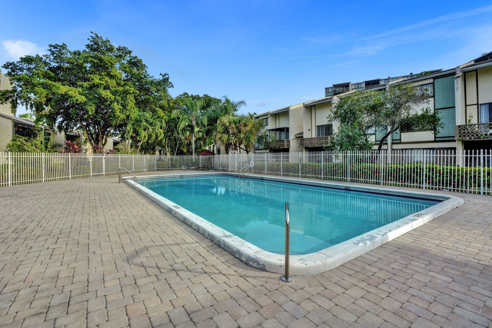 Lauderhill Apartment: 4222 Inverrary Blvd Unit 4810