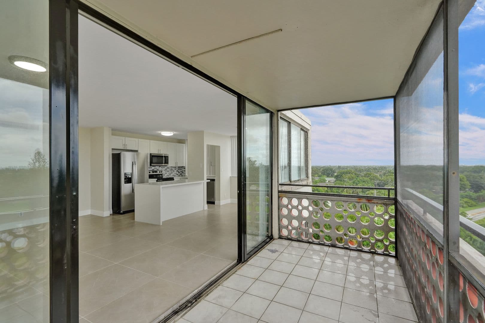 Lauderhill Apartment: 4222 Inverrary Blvd
