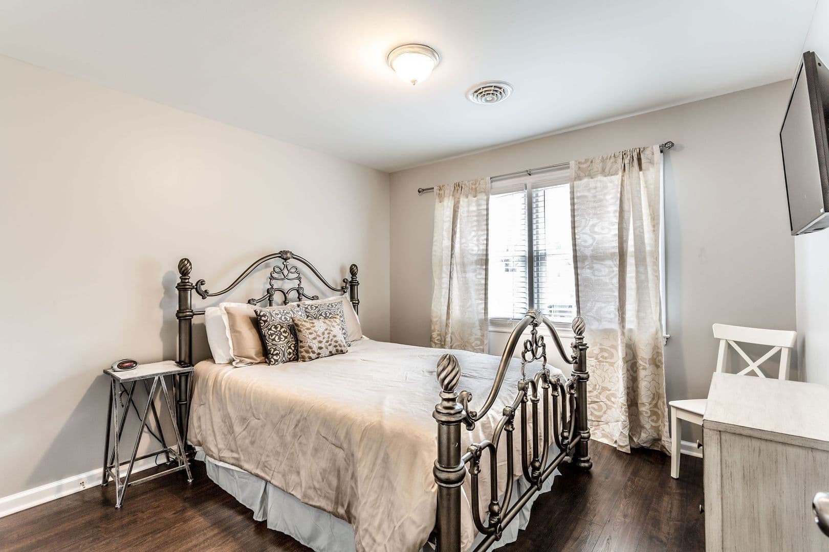 Richmond Apartment: 222 W 31st St