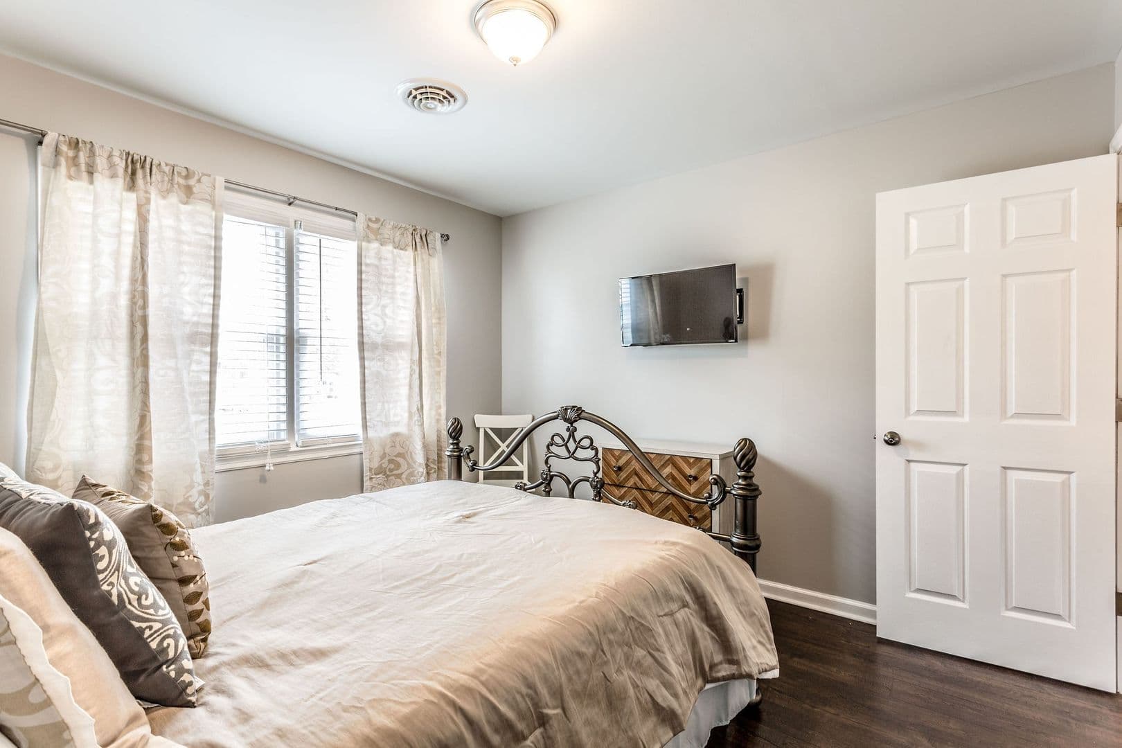 Richmond Apartment: 222 W 31st St