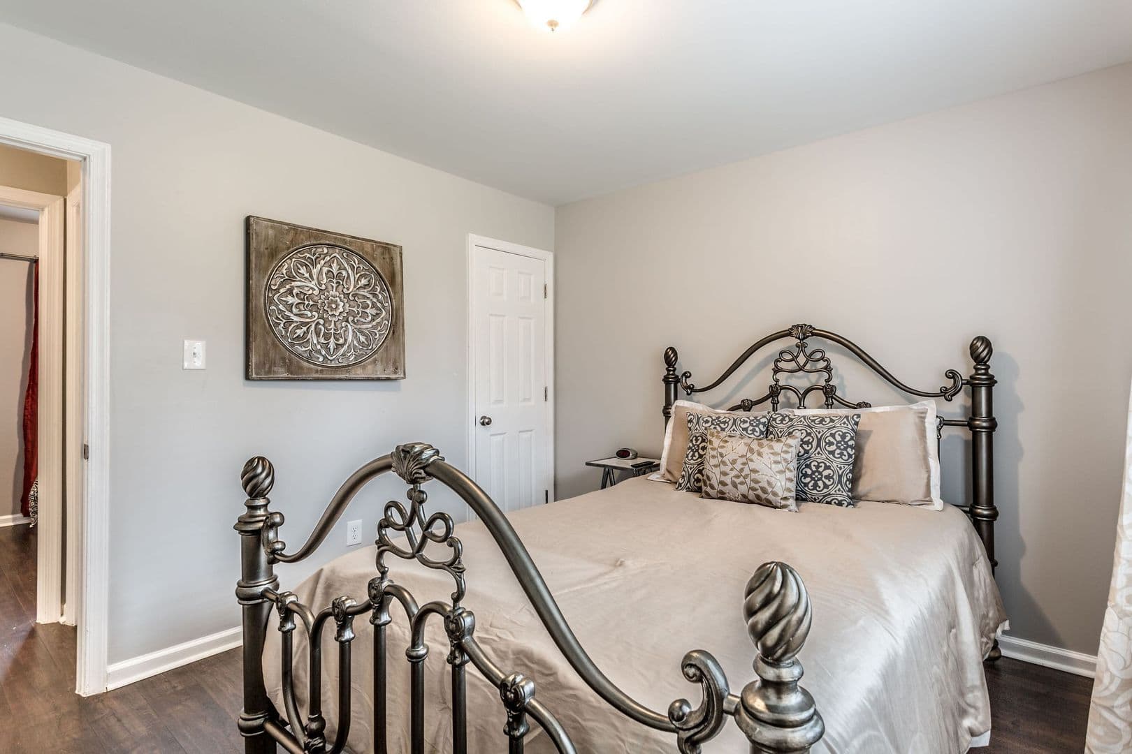 Richmond Apartment: 222 W 31st St
