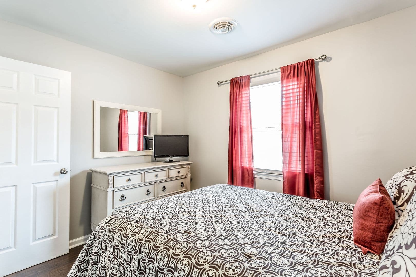 Richmond Apartment: 222 W 31st St