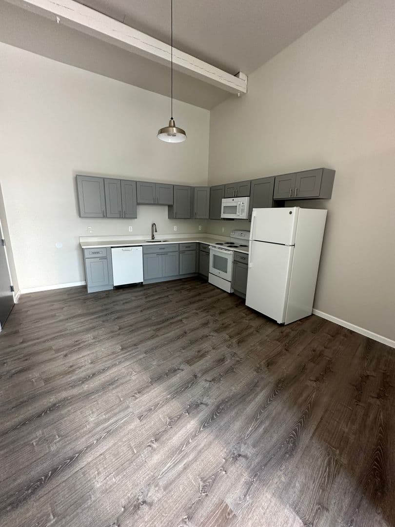 Whitehall Apartment: 4154 Roosevelt St
