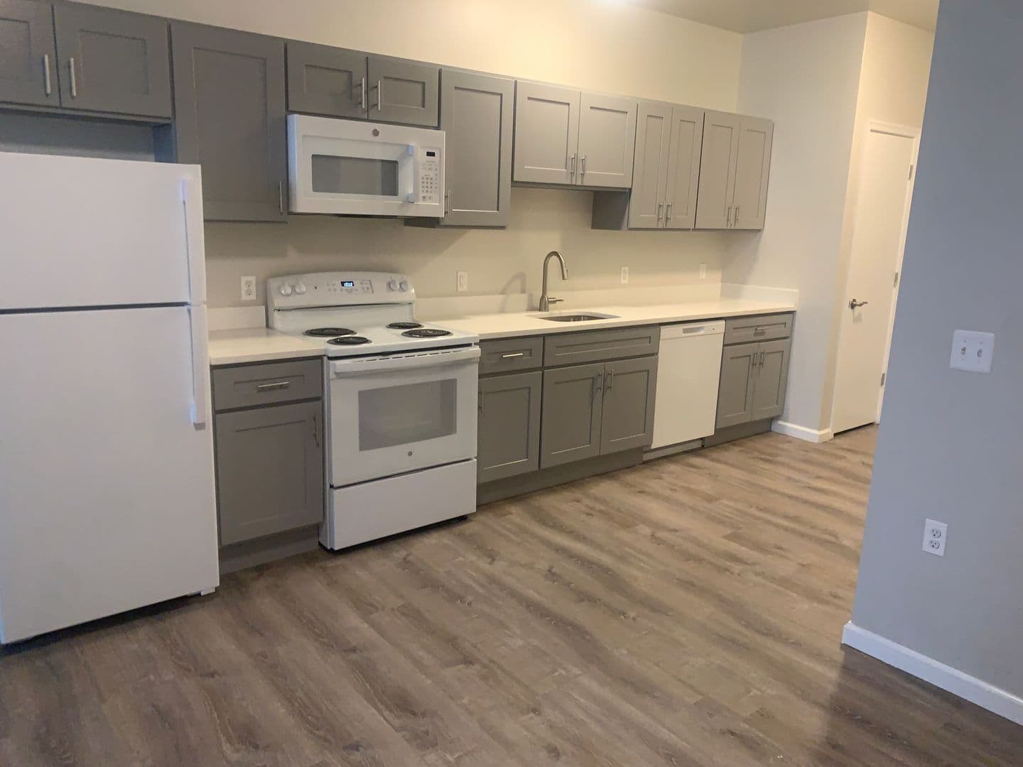 Whitehall Apartment: 4154 Roosevelt St