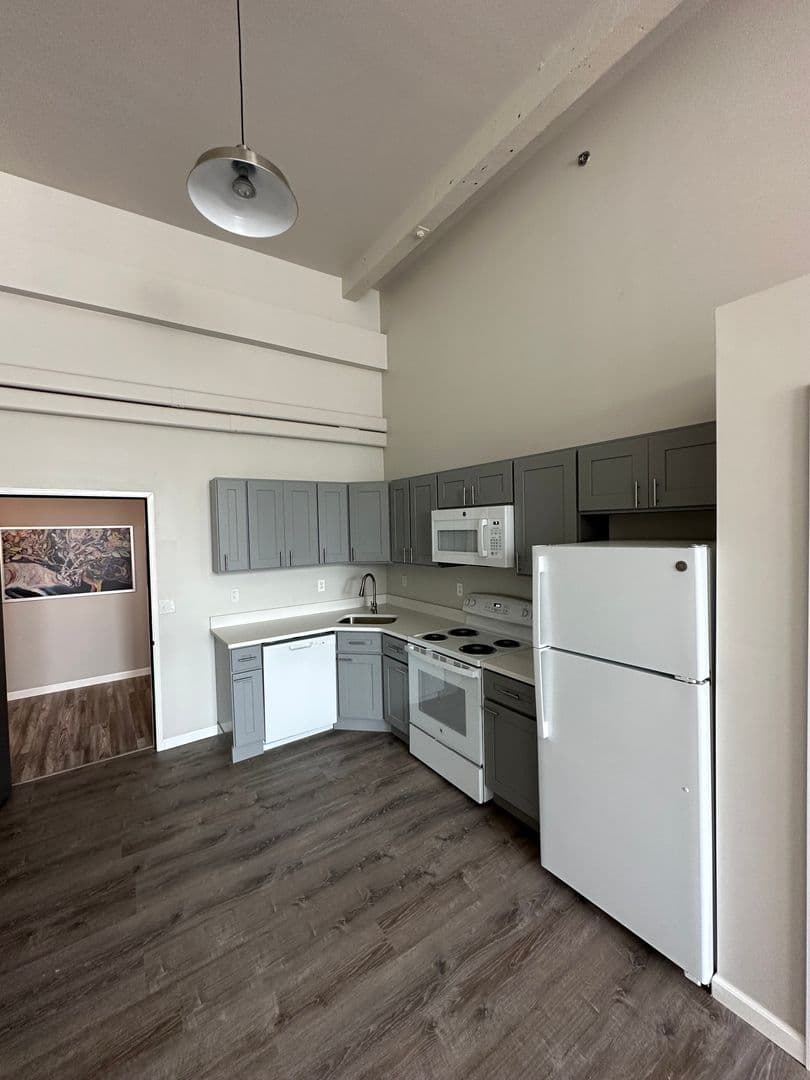 Whitehall Apartment: 4154 Roosevelt St
