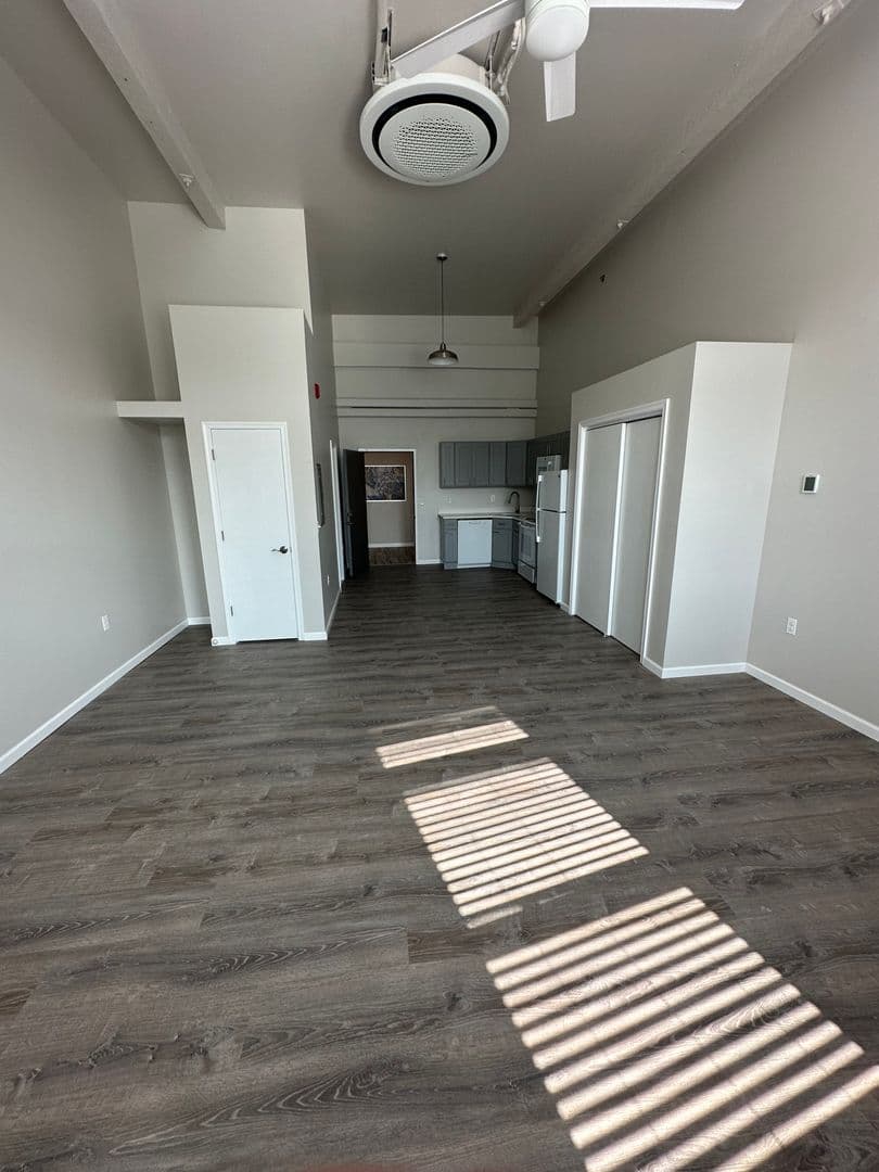 Whitehall Apartment: 4154 Roosevelt St