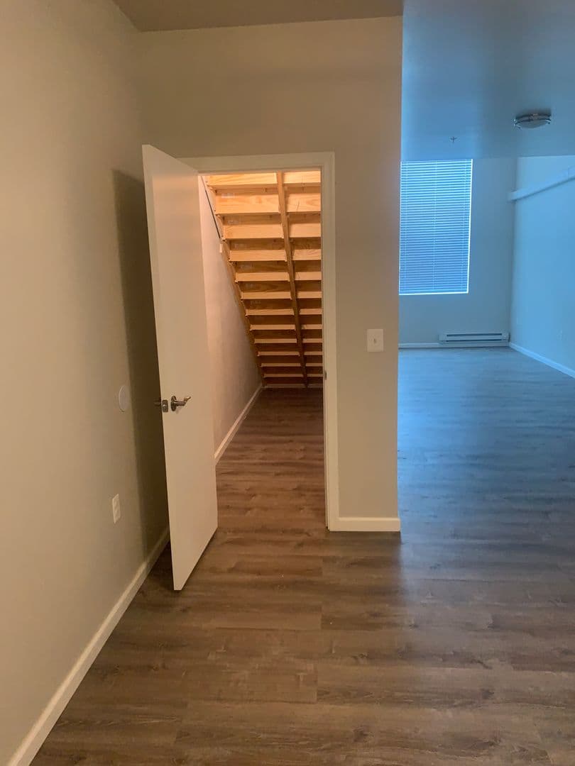 Whitehall Apartment: 4154 Roosevelt St