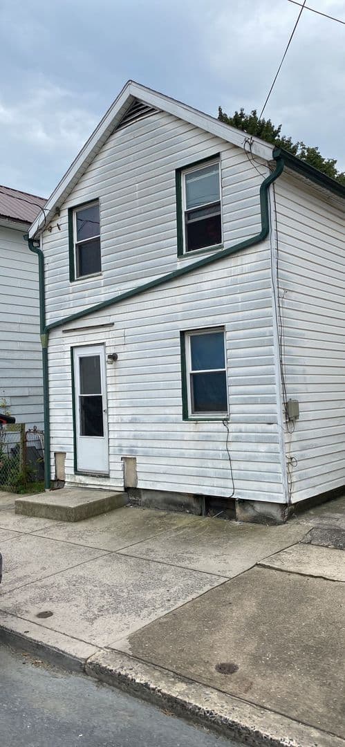 Chambersburg House: 34 W South St