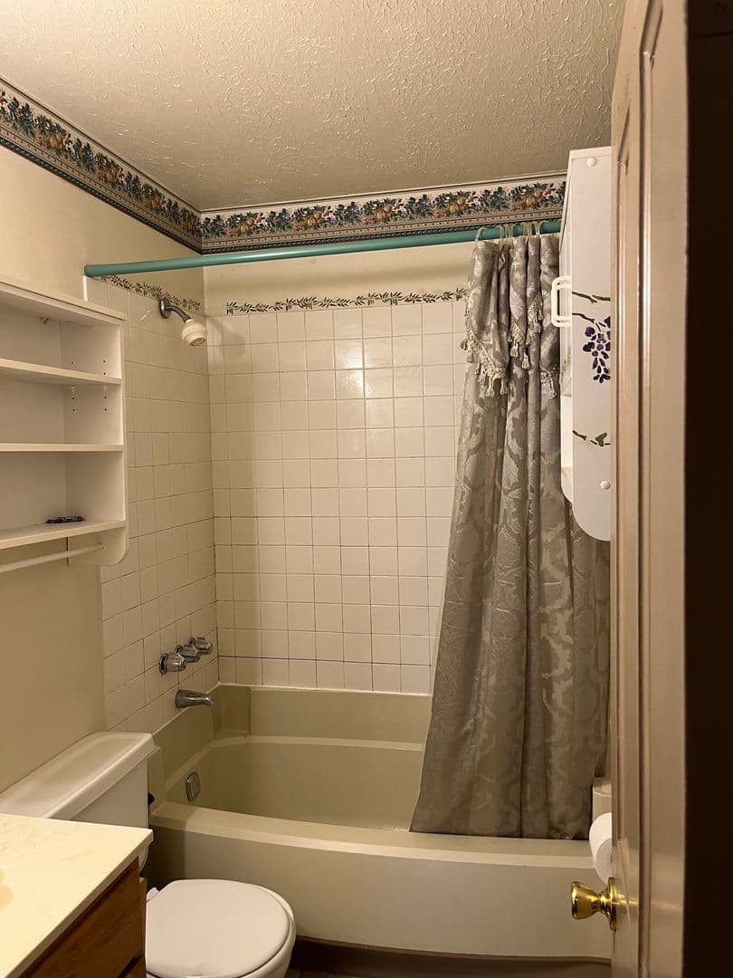 Chambersburg Apartment: 127 Lincoln Way W