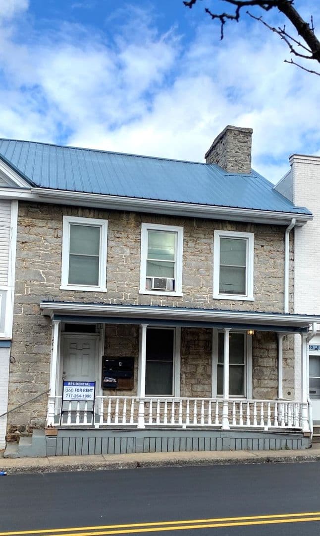 McConnellsburg Apartment: 204 Lincoln Way East