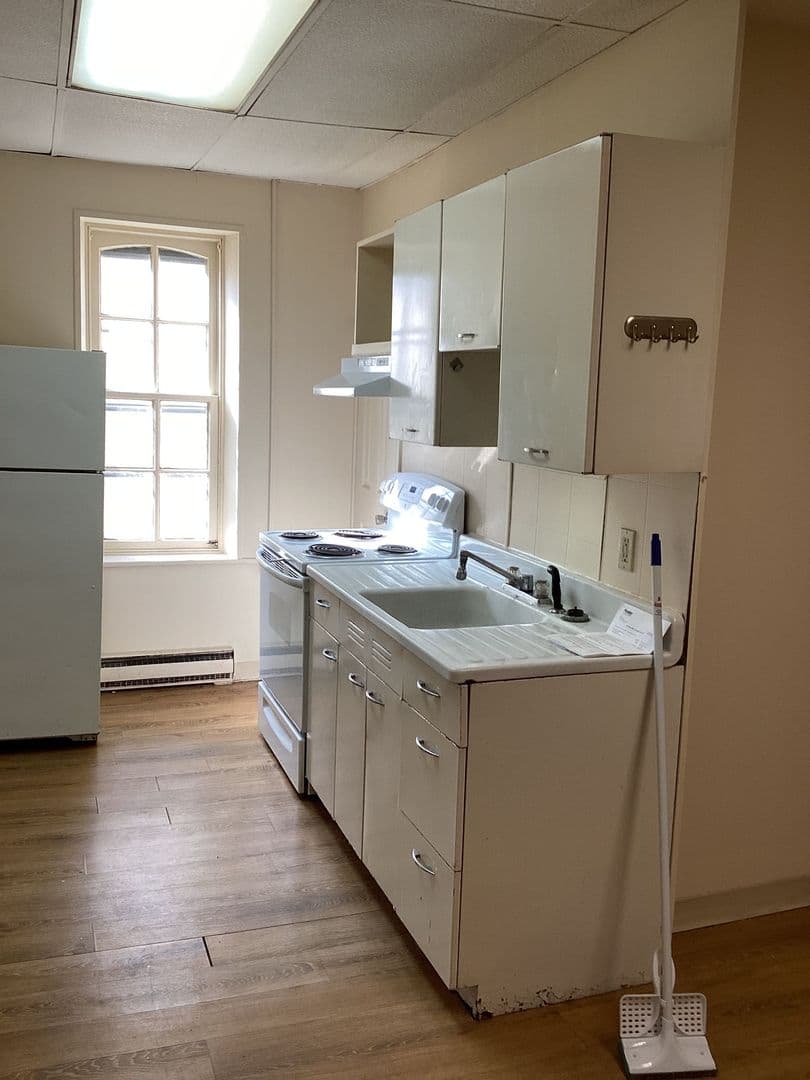 Shippensburg Apartment: 212 E King St