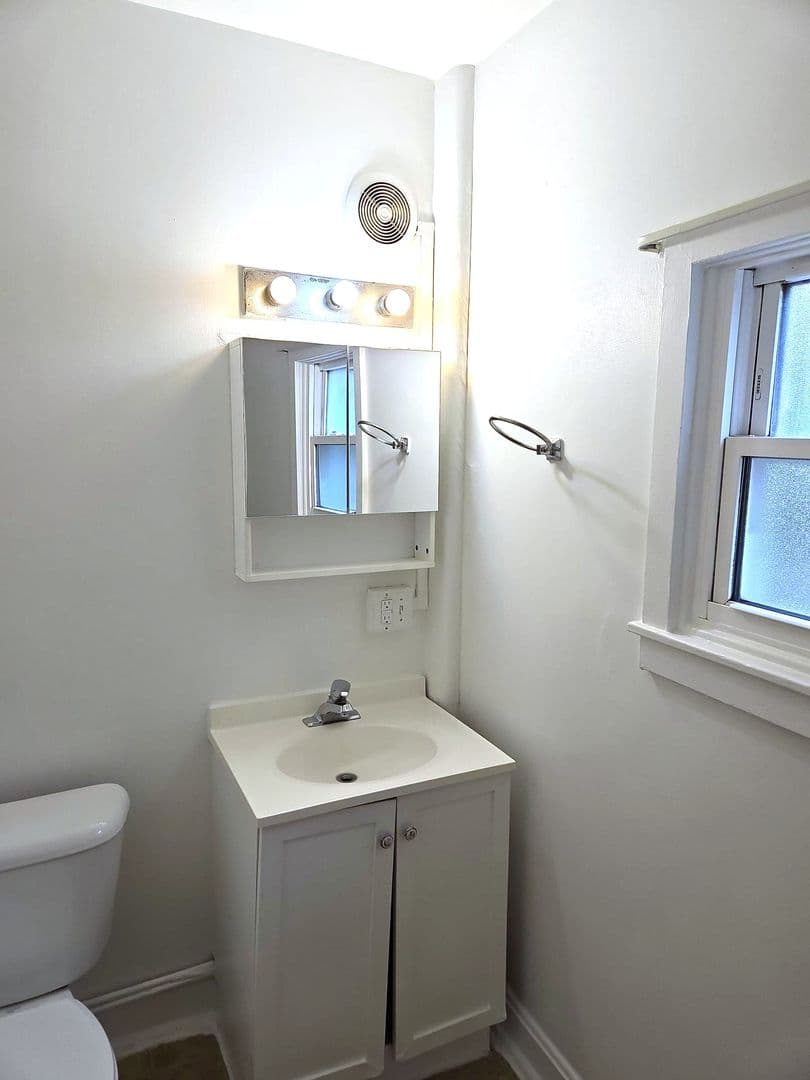 Chambersburg Apartment: 552 E King St