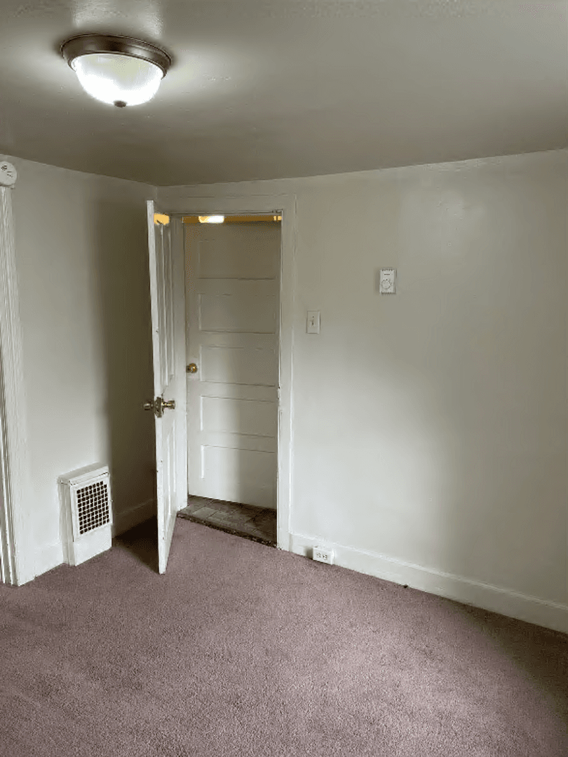Waynesboro Apartment: 105 S Church St