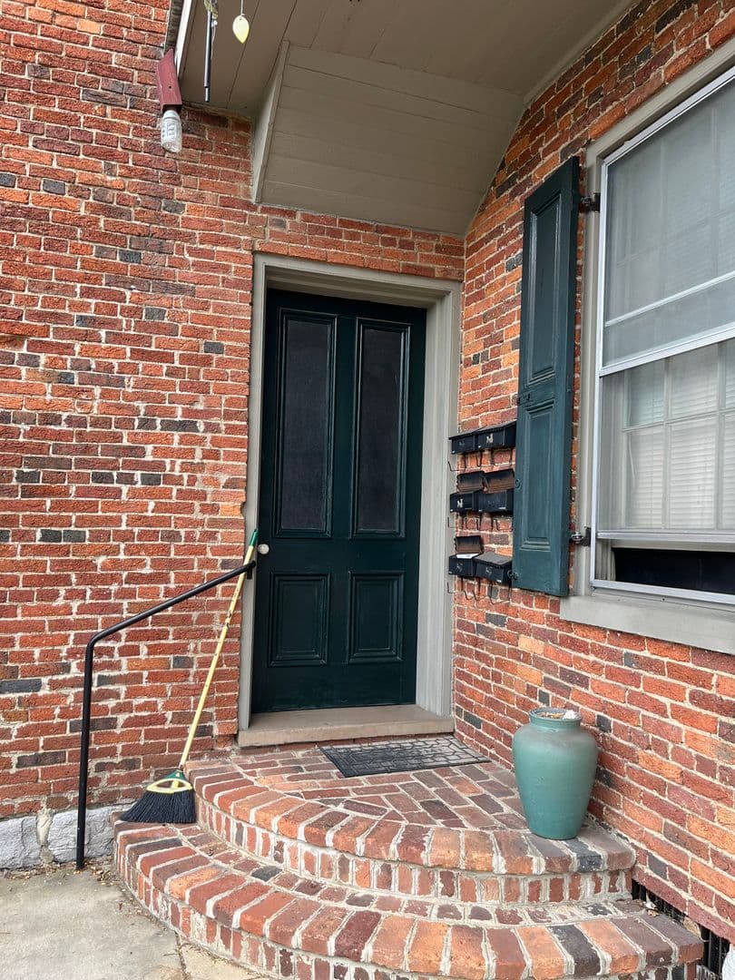 Chambersburg Apartment: 127 Lincoln Way W