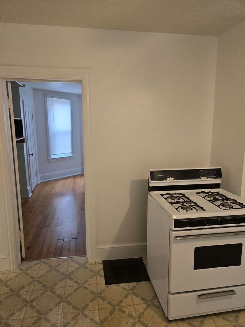 Chambersburg Apartment: 552 E King St