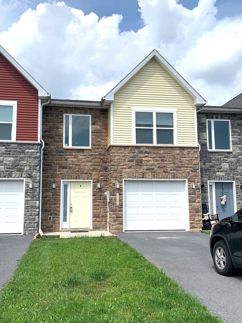 Chambersburg Townhome: 202 Meriweather Dr