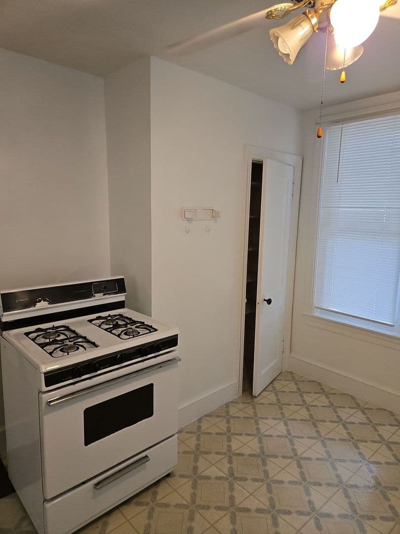 Chambersburg Apartment: 552 E King St