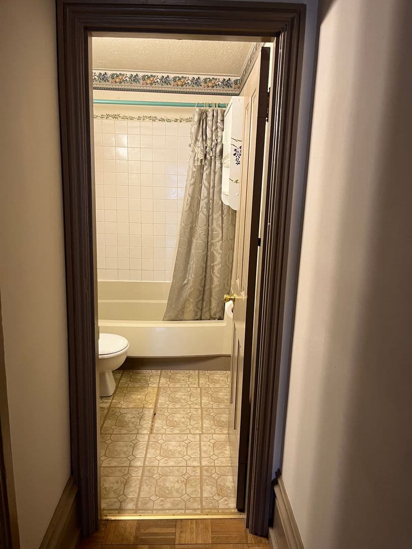 Chambersburg Apartment: 127 Lincoln Way W