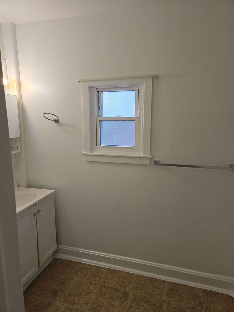 Chambersburg Apartment: 552 E King St
