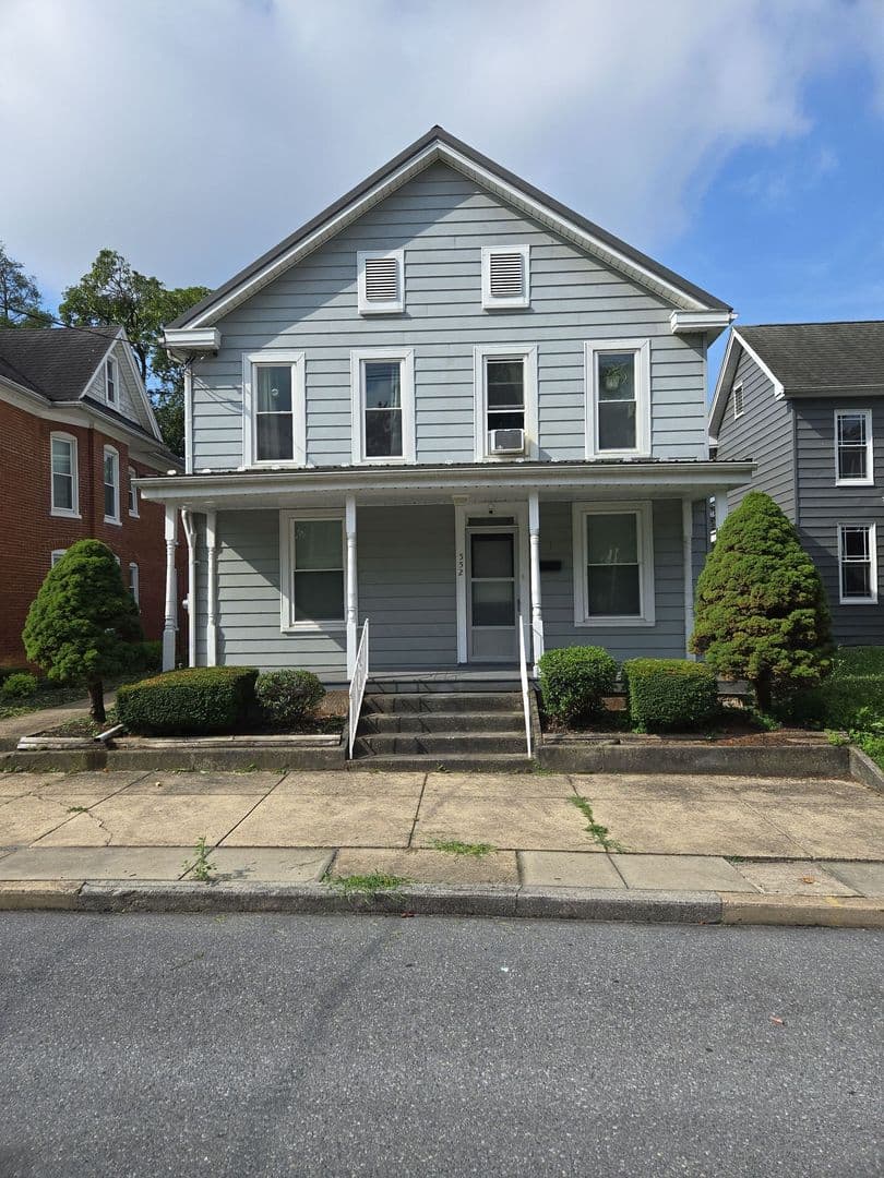 Chambersburg Apartment: 552 E King St