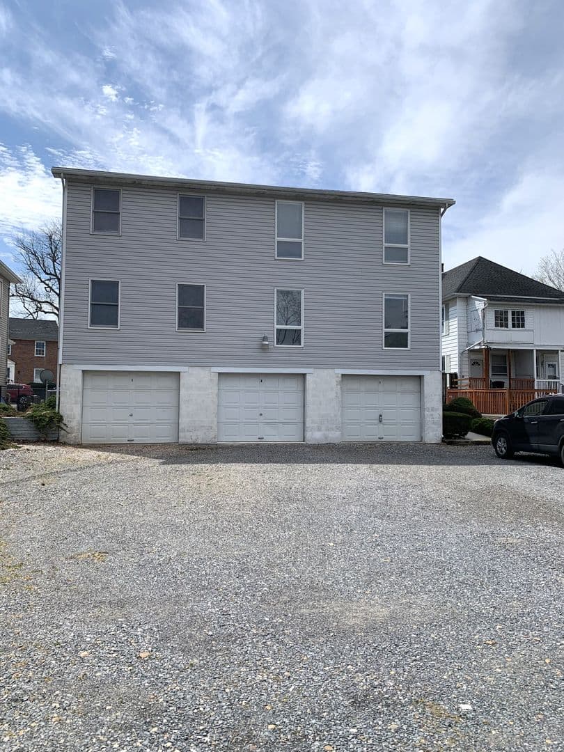 Chambersburg Apartment: 253 College Ave