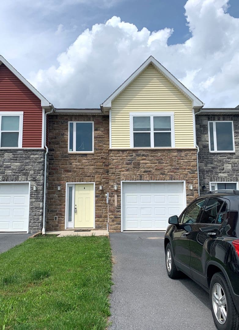 Chambersburg Townhome: 202 Meriweather Dr