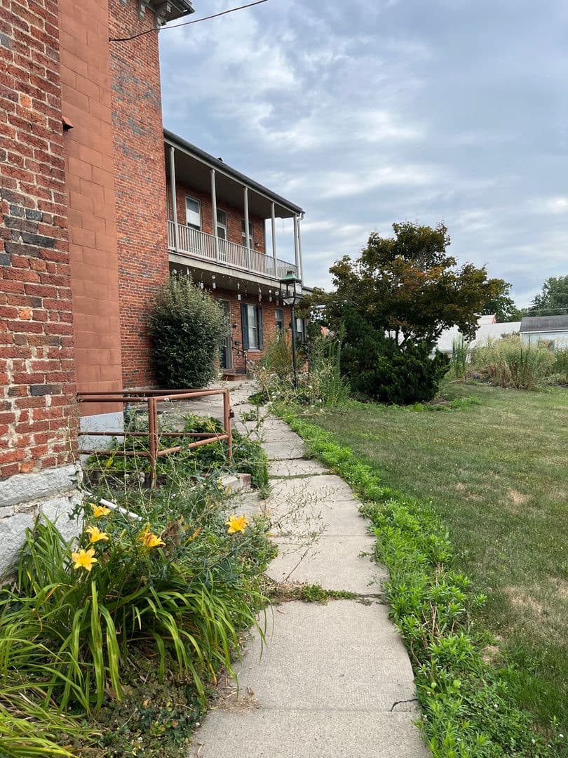 Chambersburg Apartment: 127 Lincoln Way W